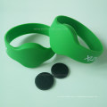 Bracelet en silicone RFID MIFARE pour piscines et parcs aquatiques